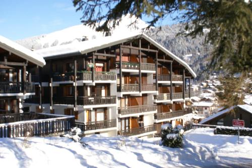 un grand bâtiment dans la neige dans l'établissement CHAMPS DE LA PLAGNE B10, à Morzine