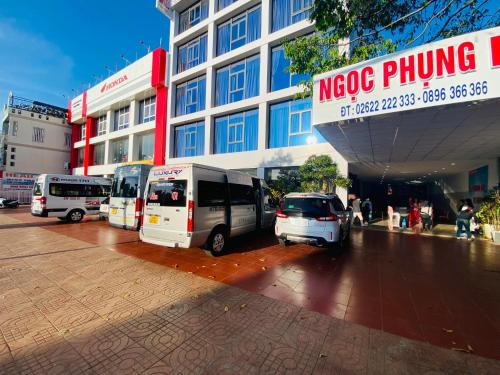 two vans parked in front of a building at Hotel Ngọc Phụng in Ban Blech