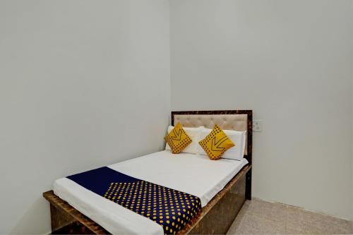 Кровать или кровати в номере SPOT ON Welcome Hotel