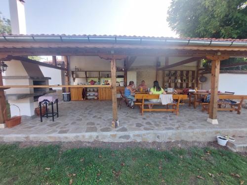 Restaurace v ubytování Къщи за гости Мечта
