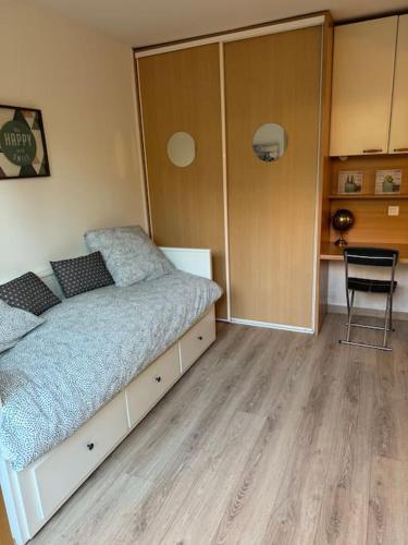 een slaapkamer met een bed en een stoel erin bij Appartement studio in Nice