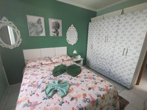 um quarto com uma cama com arcos em Cantinho da Ju em Ipojuca