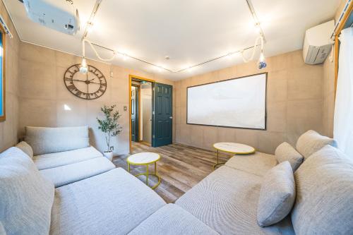 a living room with two couches and a projection screen at 2 shower rooms #Shinjuku 5 min walk from station ,projector in Tokyo