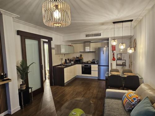 a living room with a couch and a kitchen at intercomerciofeja Experiencia de Lujo in Benalmádena