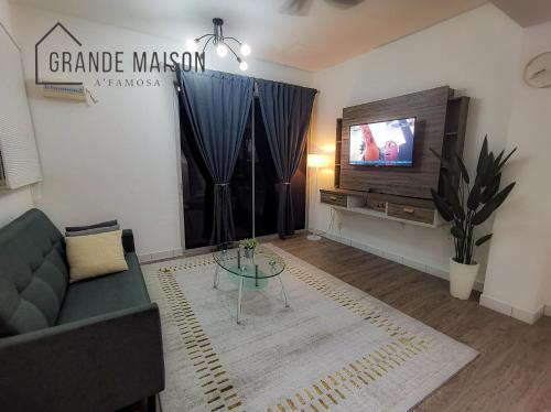 - un salon avec un canapé et une télévision dans l'établissement Grande Maison Homestay A'Famosa Golf view Near WATERPARK l UITM l HONDA l Netflix l self check in, à Kampong Alor Gajah