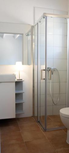a bathroom with a shower and a toilet at Ruhiges Haus, Meerblick in Cala Serena