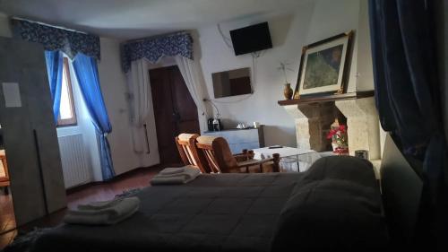 1 dormitorio con 1 cama y sala de estar con chimenea en Masseria La Rocca, en Pacentro