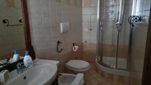 y baño con ducha, aseo y lavamanos. en Masseria La Rocca, en Pacentro