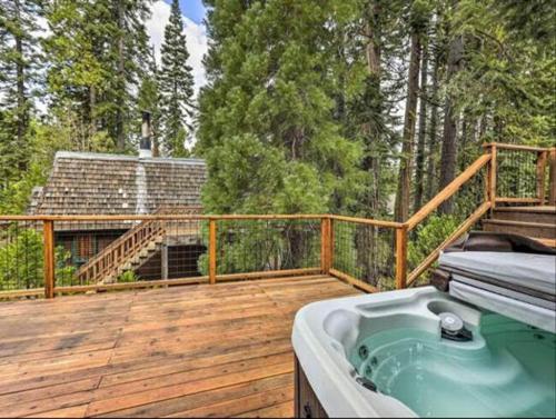 Homewood的住宿－Tahoe Oasis - West Shore Chalet with View & Hot Tub! home，木制甲板上设有热水浴池的甲板