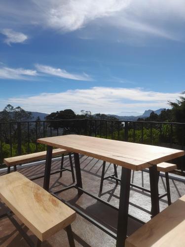 un tavolo da picnic in legno sul tetto di Beraliya Cottage a Nuwara Eliya