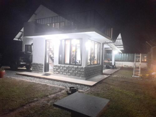 Una casa viene costruita di notte di Beraliya Cottage a Nuwara Eliya