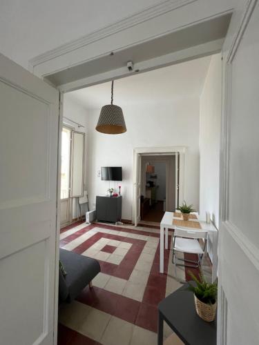 een woonkamer met een bank en een tafel bij LOGICO #35 HOME in Bari