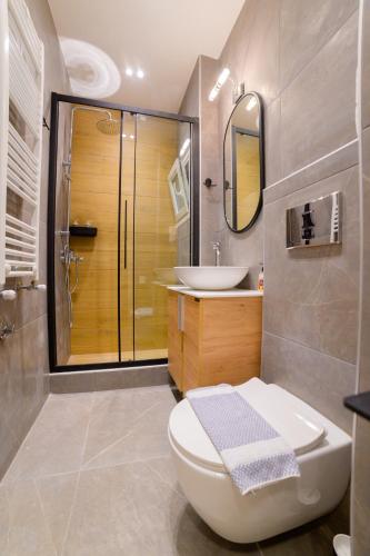 New modern 2nd floor apartment