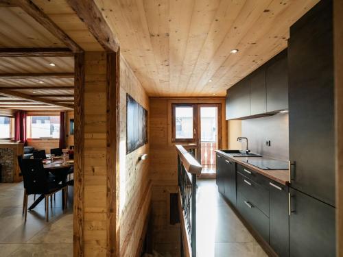 Il comprend une cuisine avec des murs et un plafond en bois. dans l'établissement Appartement 4 pièces, 3 salles de bains, proche centre et remontées mécaniques, Châtel - FR-1-676-173, à Châtel