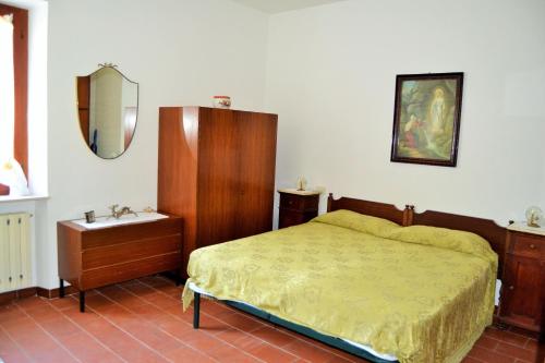 BaschiにあるCasale della Rondineのベッドルーム(ベッド1台、シンク、鏡付)