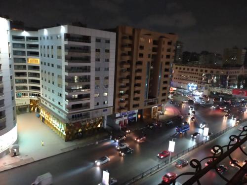 - une vue sur une rue de la ville la nuit avec de la circulation dans l'établissement شقه فندقية بالقرب من سيتى ستارز, au Caire