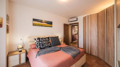 a bedroom with a bed with orange sheets and pillows at Casa Gioia a 5 minuti da San Marino in Montescudo