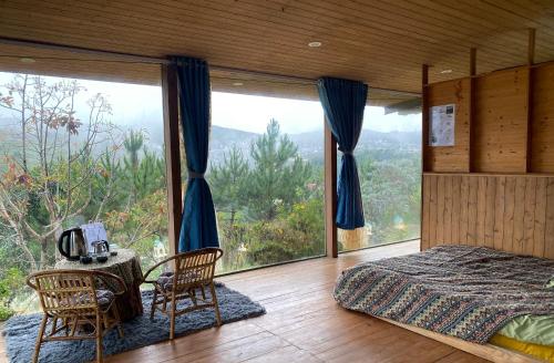 1 dormitorio con cama y ventana grande en Dream Garden Homestay Cầu Đất en Xuân Trường