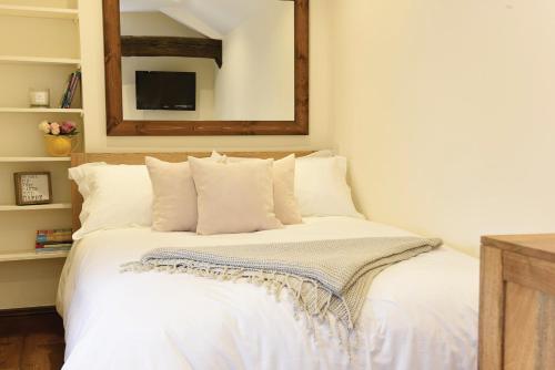 A bed or beds in a room at Vera's Kitchen B&B 