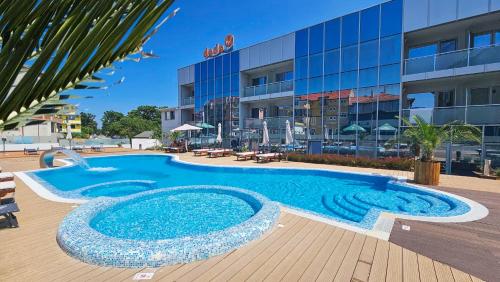 Bazén v ubytování Dodo Beach Hotel nebo v jeho okolí