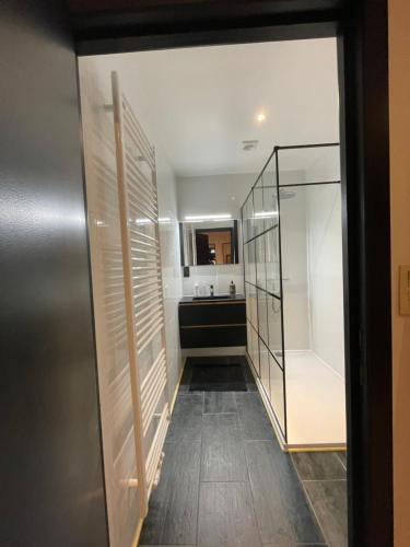 a hallway with a glass door leading to a kitchen at Flat vane & Soun in Waterloo