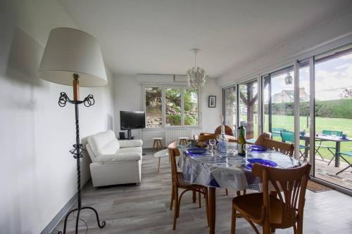 une salle à manger avec une table et des chaises dans l'établissement 604 - Maison avec grand jardin calme et paisible proximité centre et plage d'Erquy, à Erquy