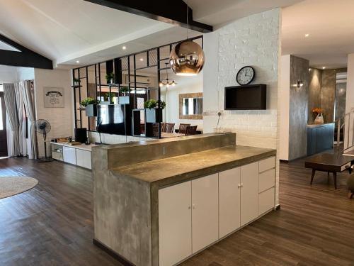 Dango Homestay by Mimpi B&Bにあるキッチンまたは簡易キッチン
