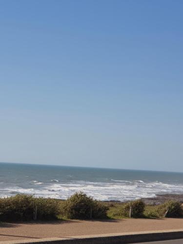 une plage avec l'océan en arrière-plan dans l'établissement Studio à 50 m de l'océan, à Saint-Hilaire-de-Riez