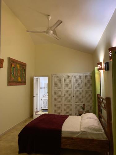 Schlafzimmer mit einem Bett und einem Deckenventilator in der Unterkunft Exclusiva villa ecológica en las terrenas in Las Terrenas