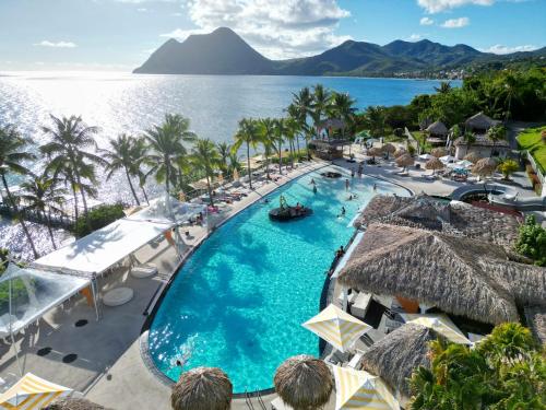 una vista aerea di un resort con una grande piscina di Studio Ti Saphir a Le Diamant