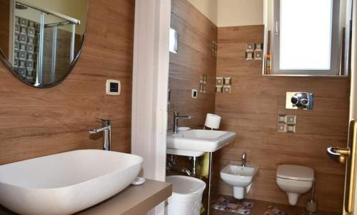 a bathroom with a tub and a sink and a toilet at Vistavalle Affittacamere in Savignano Irpino