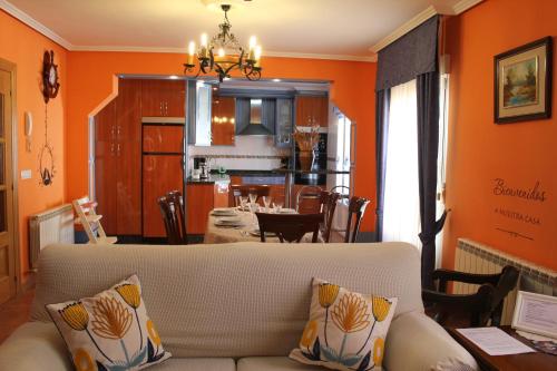 sala de estar con sofá y comedor en La Cuadra, en Cabornera