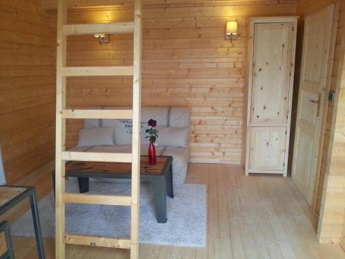 Zimmer mit einem Etagenbett, einem Schreibtisch und einer Tür in der Unterkunft Le chalet de Fréd et Line in La Garnache