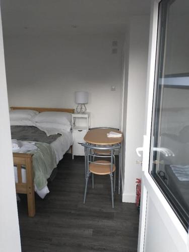 Ένα ή περισσότερα κρεβάτια σε δωμάτιο στο Cosy Garden Studio Room Minimum two night booking