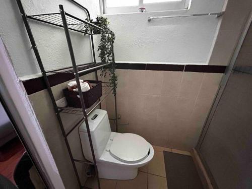 a small bathroom with a toilet and a window at Rinconcito de Paz en Xalapa in Xalapa