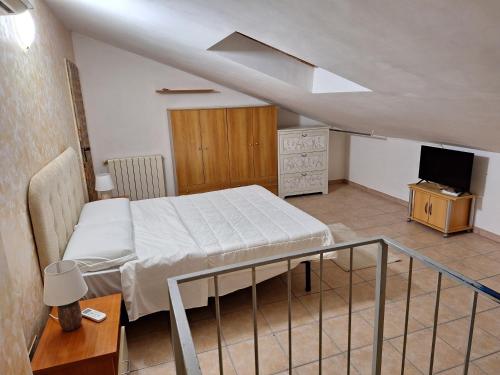 1 dormitorio con 1 cama y TV en una habitación en Cristian House, en Pomezia