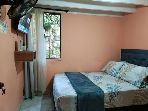 1 dormitorio con cama y ventana en HospedajesMED, en Medellín