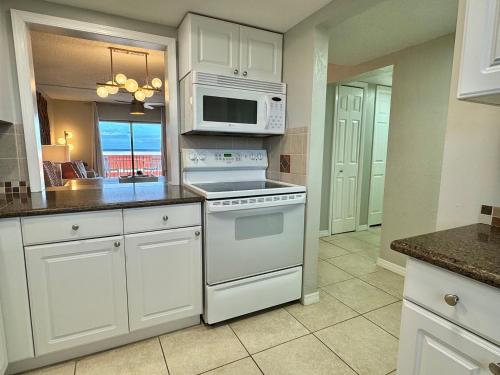 Η κουζίνα ή μικρή κουζίνα στο 201 - New and Beautifully Decorated with Bunk Room