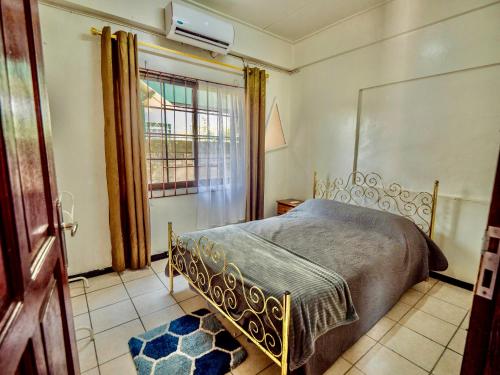1 dormitorio con cama y ventana en Impeccable 2-Bed Apartment in Paramaribo, en Paramaribo