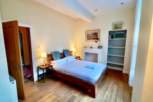 エディンバラにあるSpacious 2 bed apt next to Royal Mile & Waverleyのベッドルーム1室(青いシーツと青い枕のベッド1台付)