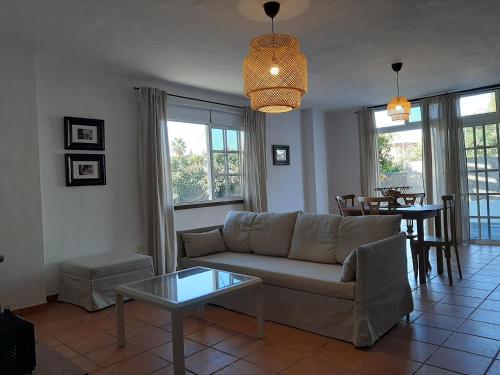 un soggiorno con divano e tavolo di Casa Argeo a Los Llanos de Aridane