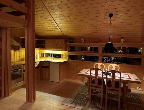 Η κουζίνα ή μικρή κουζίνα στο Kinnkosen - cabin with panoramic view for 6 persons