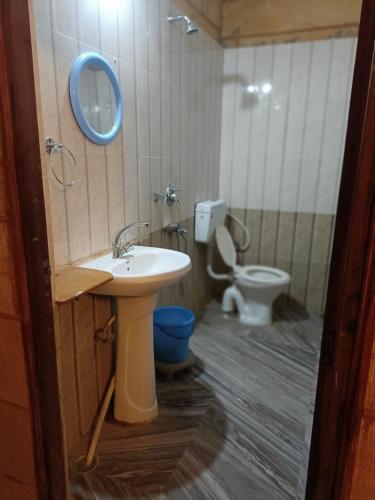 y baño con lavabo y aseo. en Hotel peris en Jaisalmer