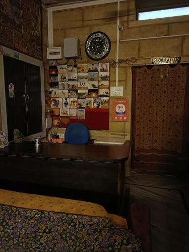 una habitación con un mostrador y un reloj en la pared en Hotel peris en Jaisalmer