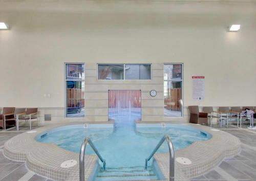 Kolam renang di atau dekat dengan Family friendly 2BR/2BA condo - Views & Location!!