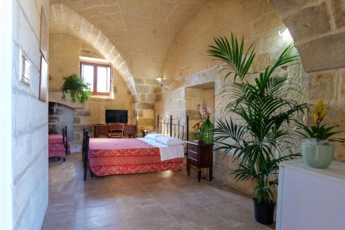 1 dormitorio con 1 cama en una habitación grande en masseria Furca, en Serra Alimini