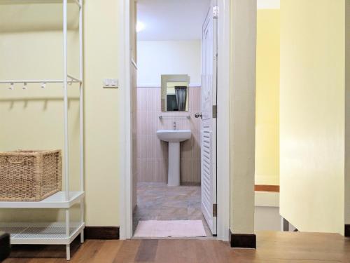 La salle de bains est pourvue d'un lavabo et de toilettes. dans l'établissement Entire 2-storey house, 2 br, 2 toilet and shower, 2 car parks, only 400 m from MRT Huai Kwang, à Ban Na Song