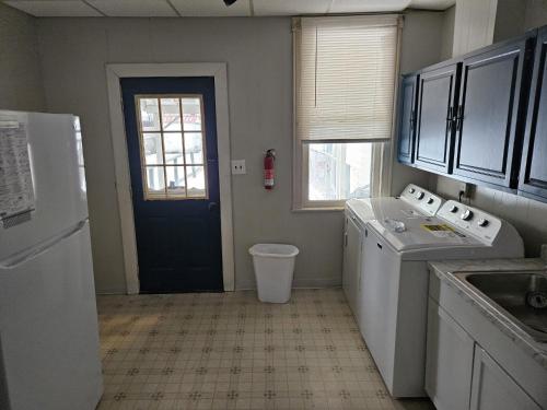 een keuken met een wasmachine en droger en een deur bij Lewistown in Lewistown