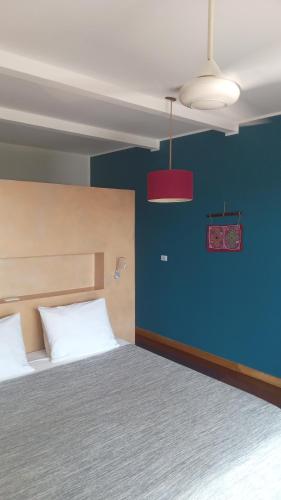 博卡斯德爾托羅的住宿－維拉食宿度假村，一间设有床铺和蓝色墙壁的客房