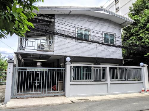 Fotografie z fotogalerie ubytování Entire 2-storey house, 2 br, 2 toilet and shower, 2 car parks, only 400 m from MRT Huai Kwang v destinaci Ban Na Song